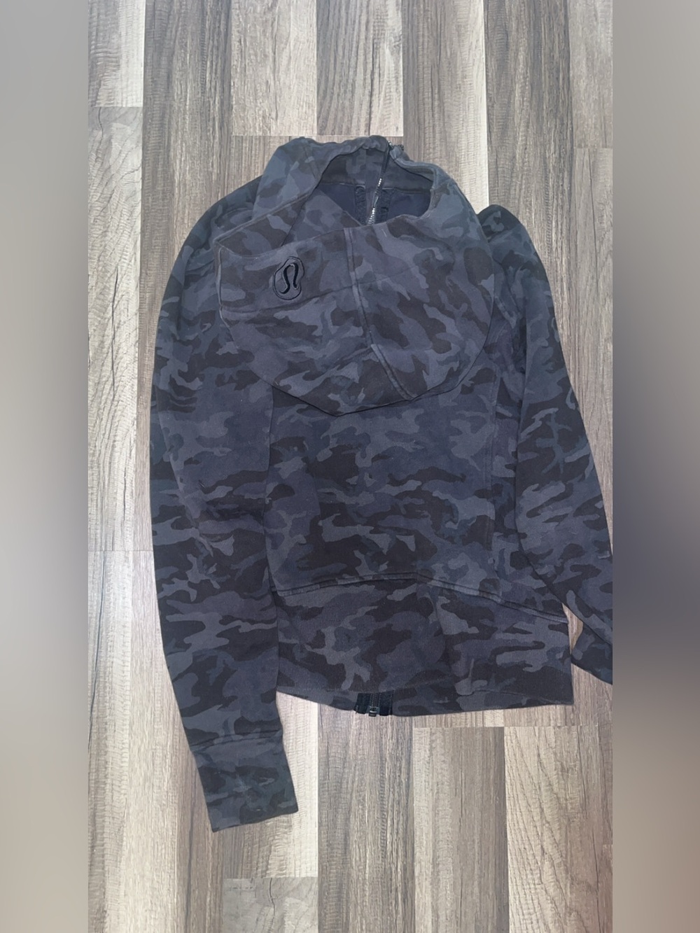Lululemon Scuba Hoodie *Light
Cotton Fleece Incognito Camo black women’s size 8 - Picture 5 of 6